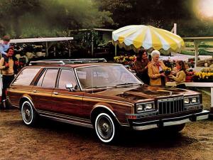 Dodge LeBaron Salon Woodgrain Wagon 1981 года